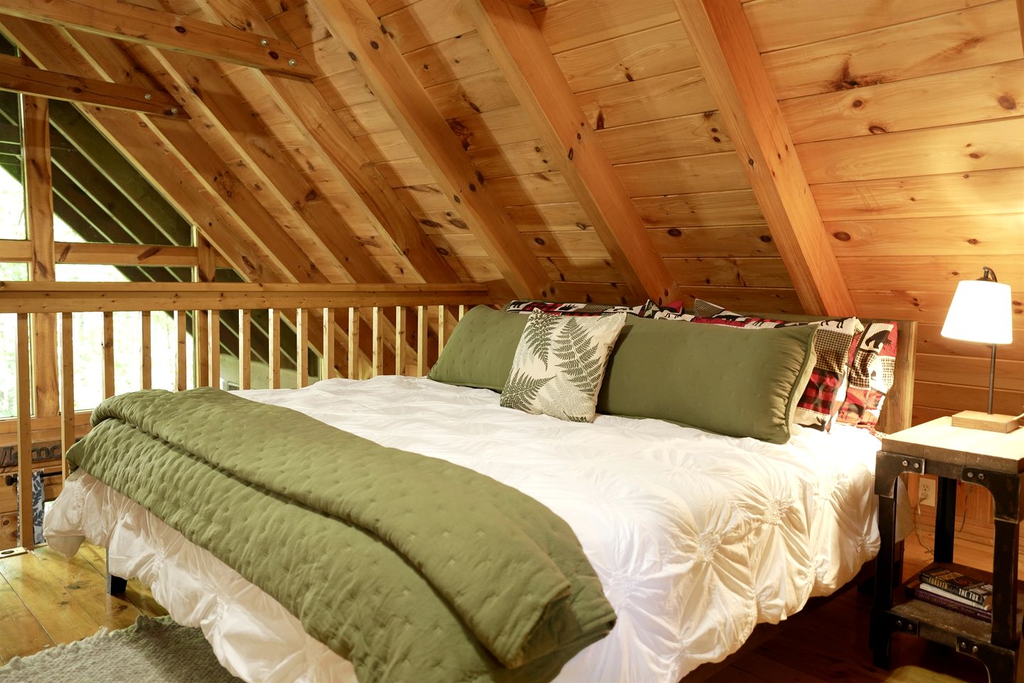 Charming Wooden Cabin with Hot-tub in Sevierville, Tennessee