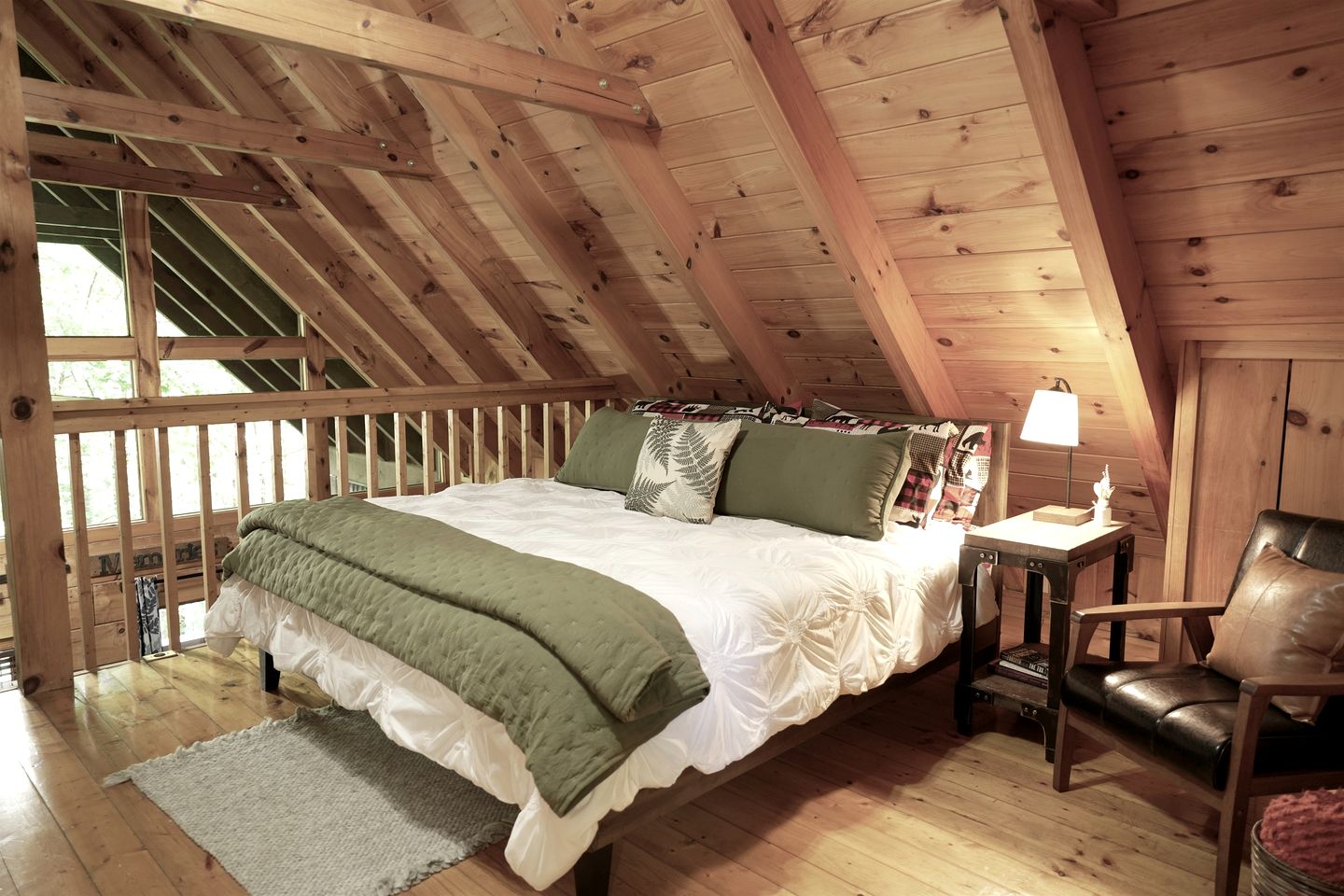 Charming Wooden Cabin with Hot-tub in Sevierville, Tennessee