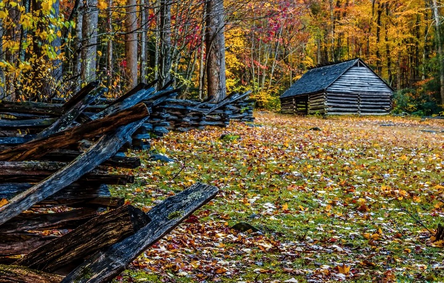 Charming Wooden Cabin with Hot-tub in Sevierville, Tennessee