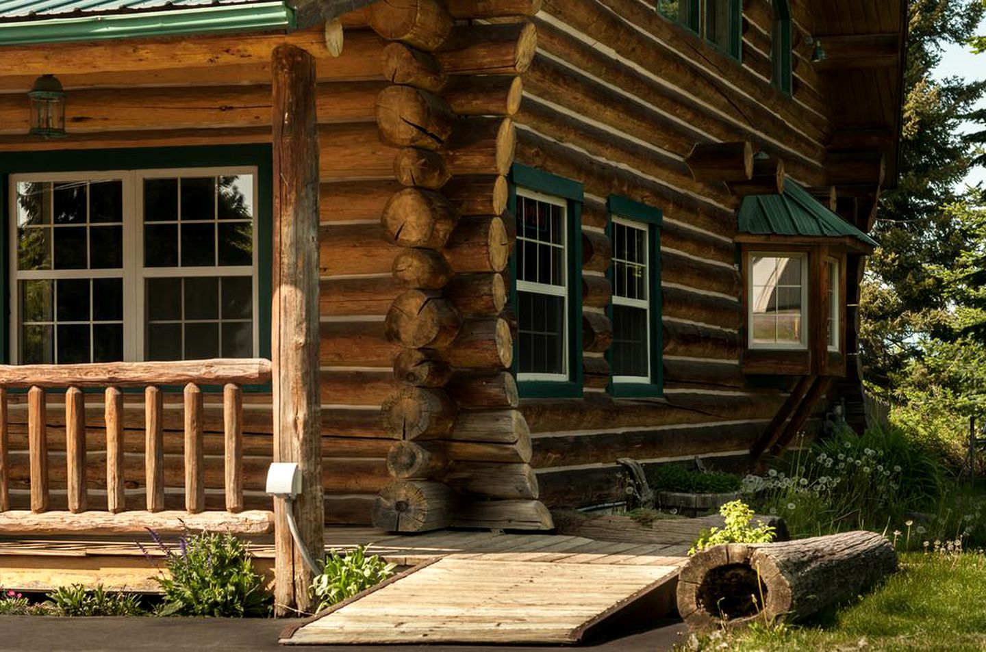 Spacious Vacation Suite in Log Cabin Lodge in Boundary County, Northern Idaho