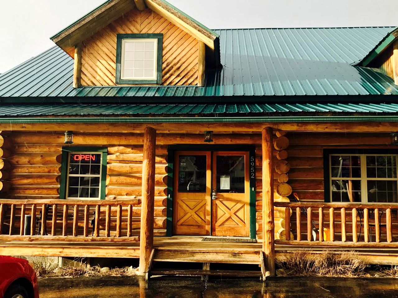 Spacious Vacation Suite in Log Cabin Lodge in Boundary County, Northern Idaho