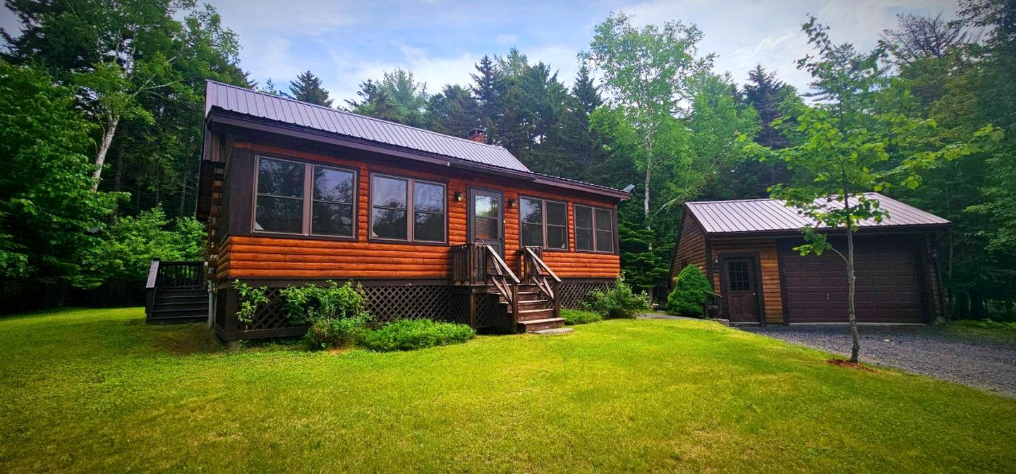 Dog-Friendly Cabin Near the Lake with Kayaks in Maine