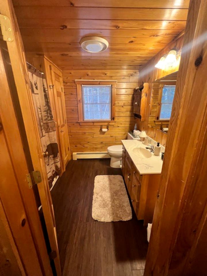 Dog-Friendly Cabin Near the Lake with Kayaks in Maine