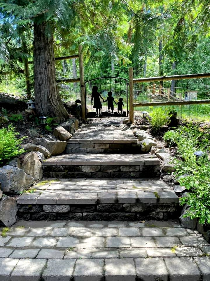 Dog Friendly Cabin on Lake Pend O'reille with Hot Tub and Lakefront Views, Perfect for a Family Retreat on the Lake