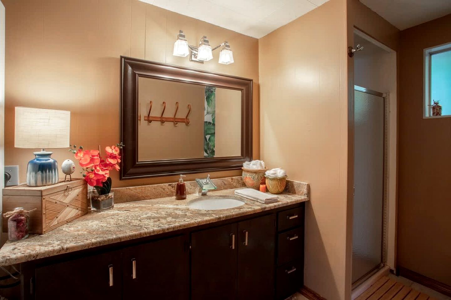 Dog Friendly Cabin on Lake Pend O'reille with Hot Tub and Lakefront Views, Perfect for a Family Retreat on the Lake