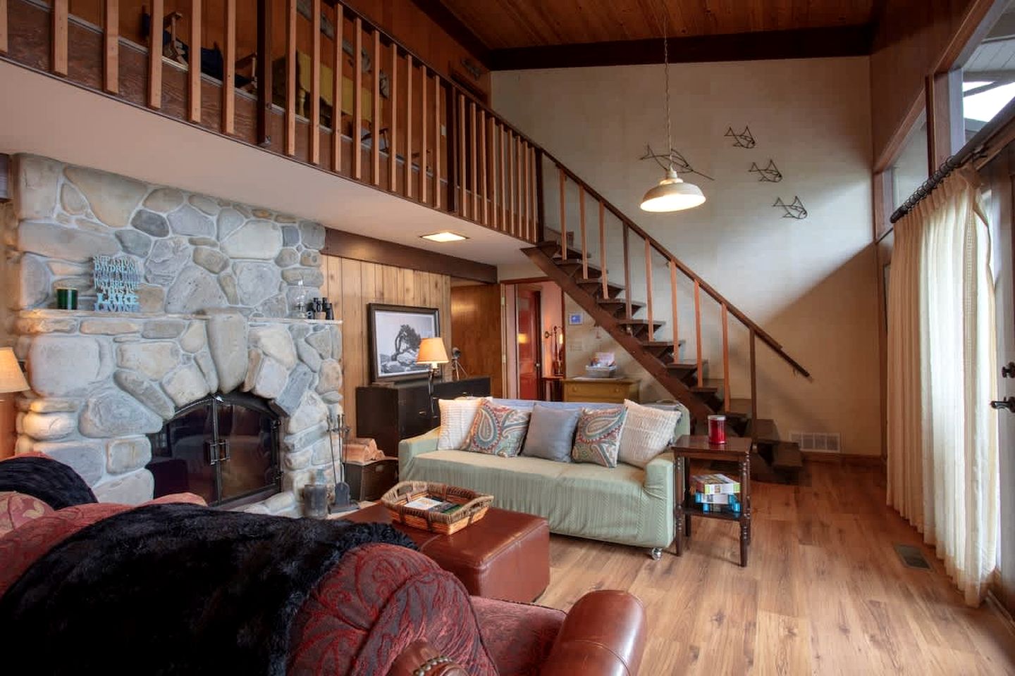 Dog Friendly Cabin on Lake Pend O'reille with Hot Tub and Lakefront Views, Perfect for a Family Retreat on the Lake