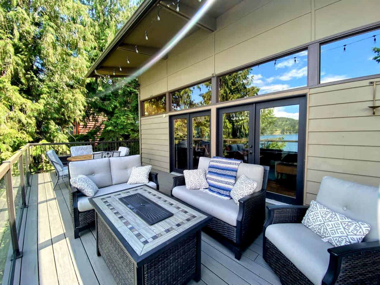 Dog Friendly Cabin on Lake Pend O'reille with Hot Tub and Lakefront Views, Perfect for a Family Retreat on the Lake