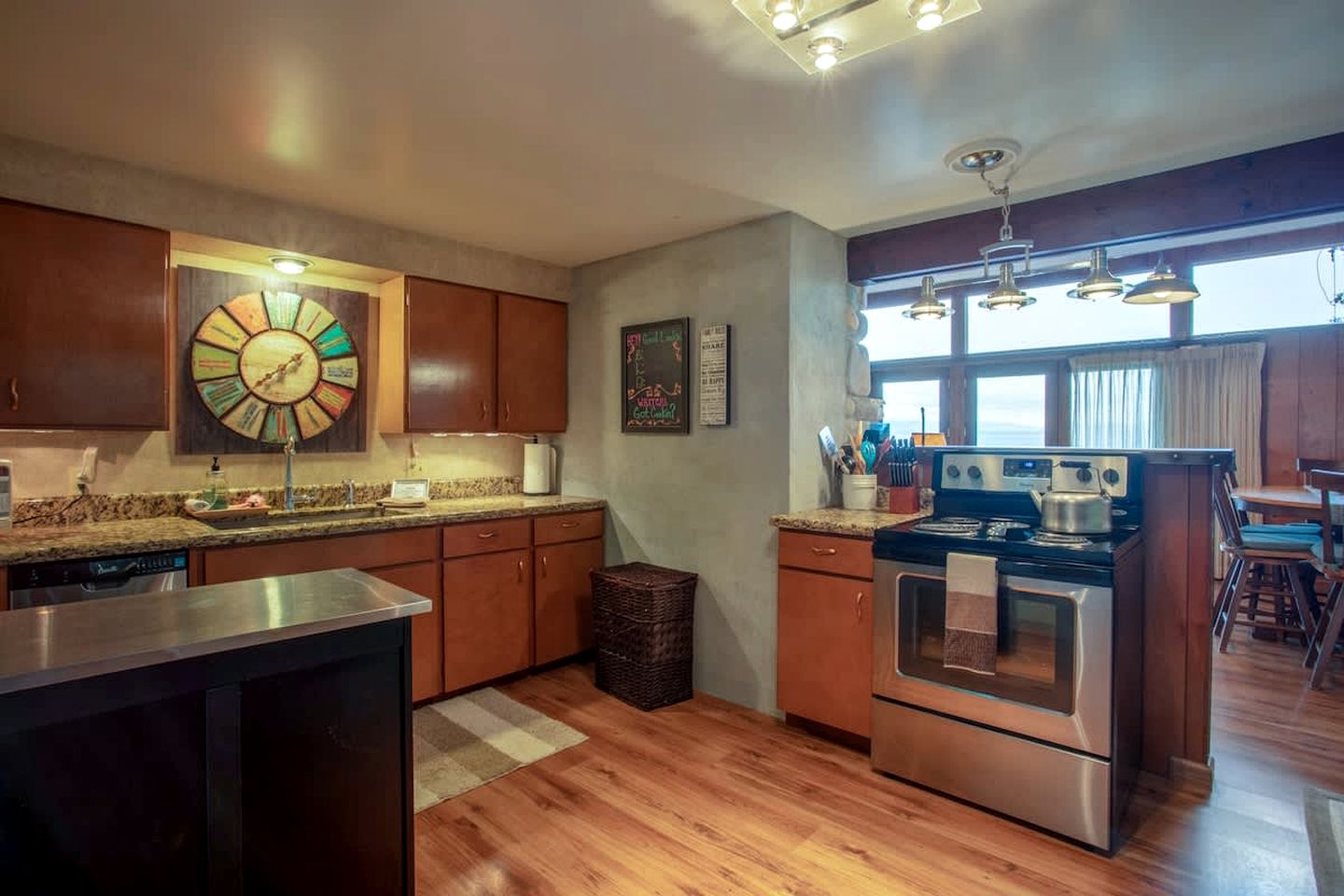 Dog Friendly Cabin on Lake Pend O'reille with Hot Tub and Lakefront Views, Perfect for a Family Retreat on the Lake