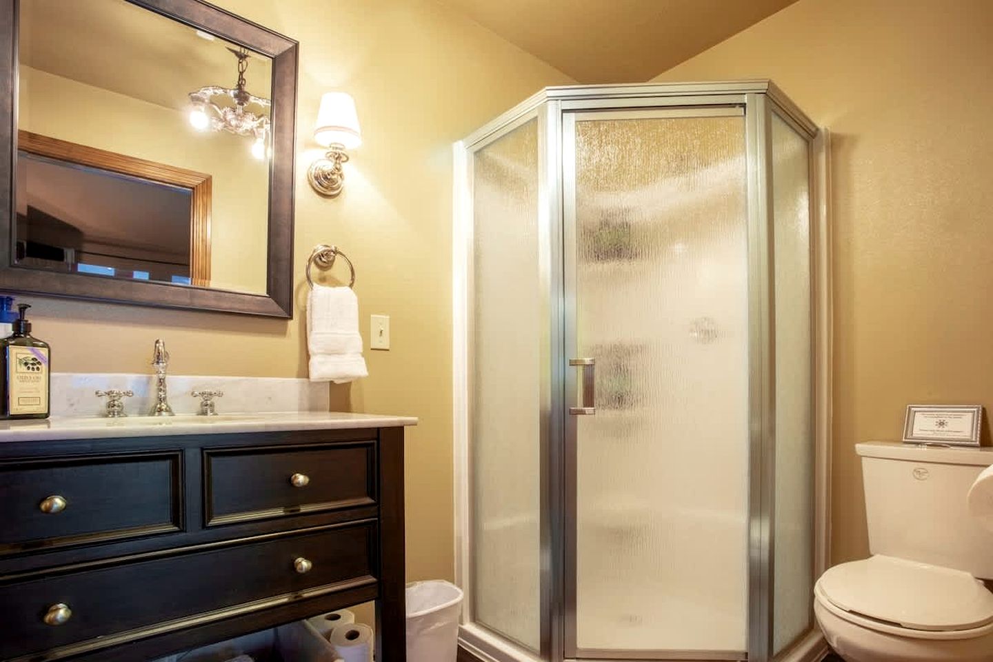 Dog Friendly Cabin on Lake Pend O'reille with Hot Tub and Lakefront Views, Perfect for a Family Retreat on the Lake