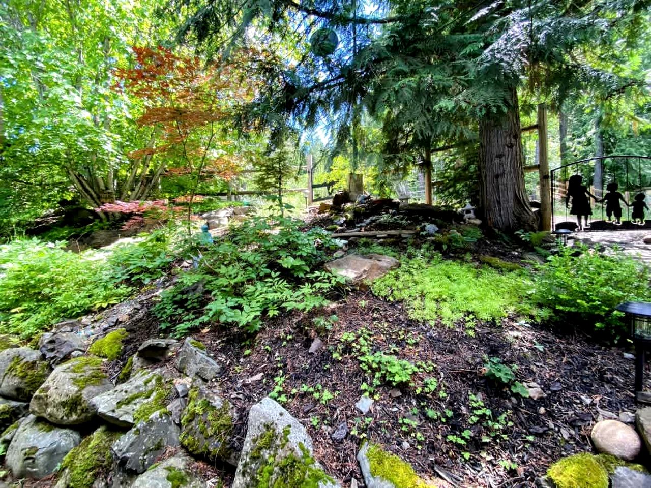 Dog Friendly Cabin on Lake Pend O'reille with Hot Tub and Lakefront Views, Perfect for a Family Retreat on the Lake