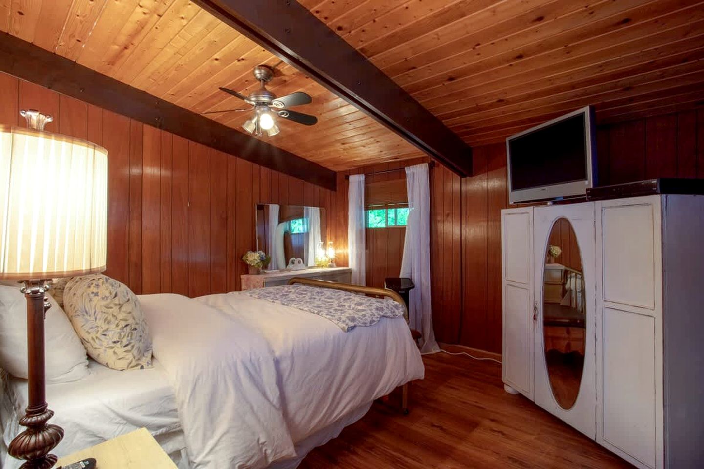 Dog Friendly Cabin on Lake Pend O'reille with Hot Tub and Lakefront Views, Perfect for a Family Retreat on the Lake