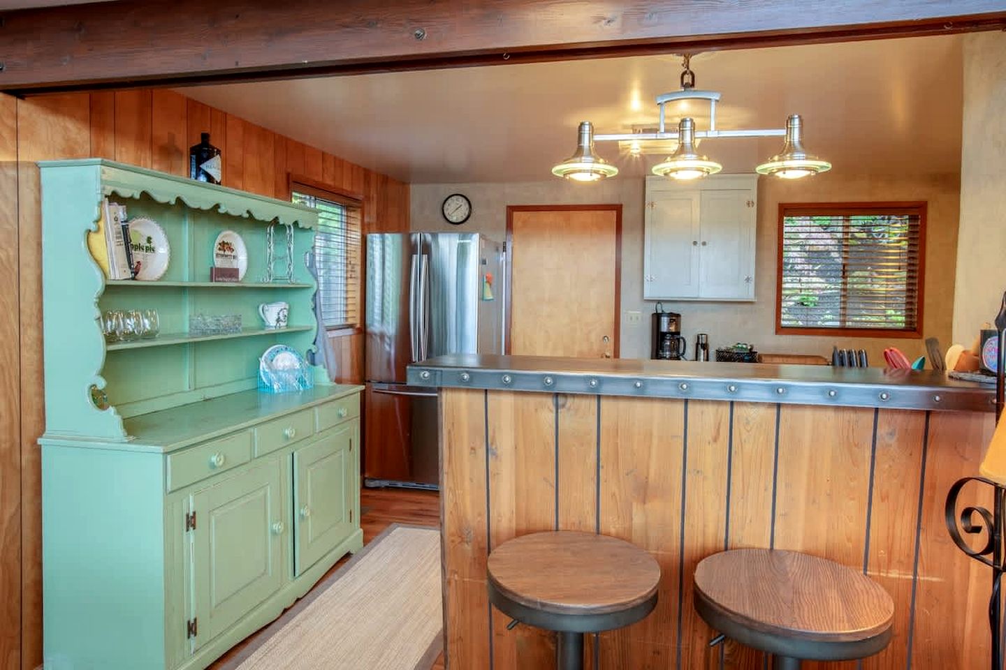 Dog Friendly Cabin on Lake Pend O'reille with Hot Tub and Lakefront Views, Perfect for a Family Retreat on the Lake