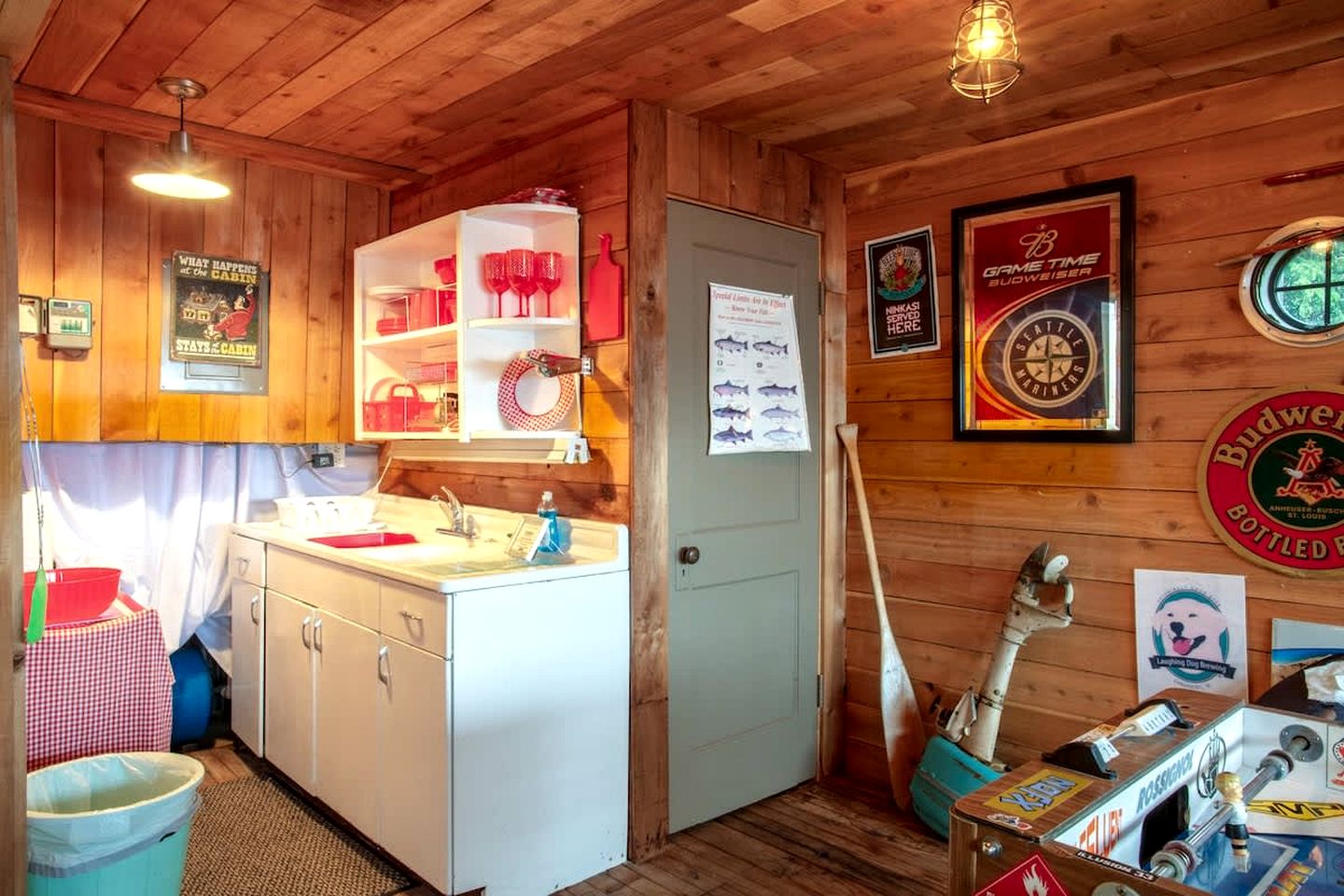 Dog Friendly Cabin on Lake Pend O'reille with Hot Tub and Lakefront Views, Perfect for a Family Retreat on the Lake