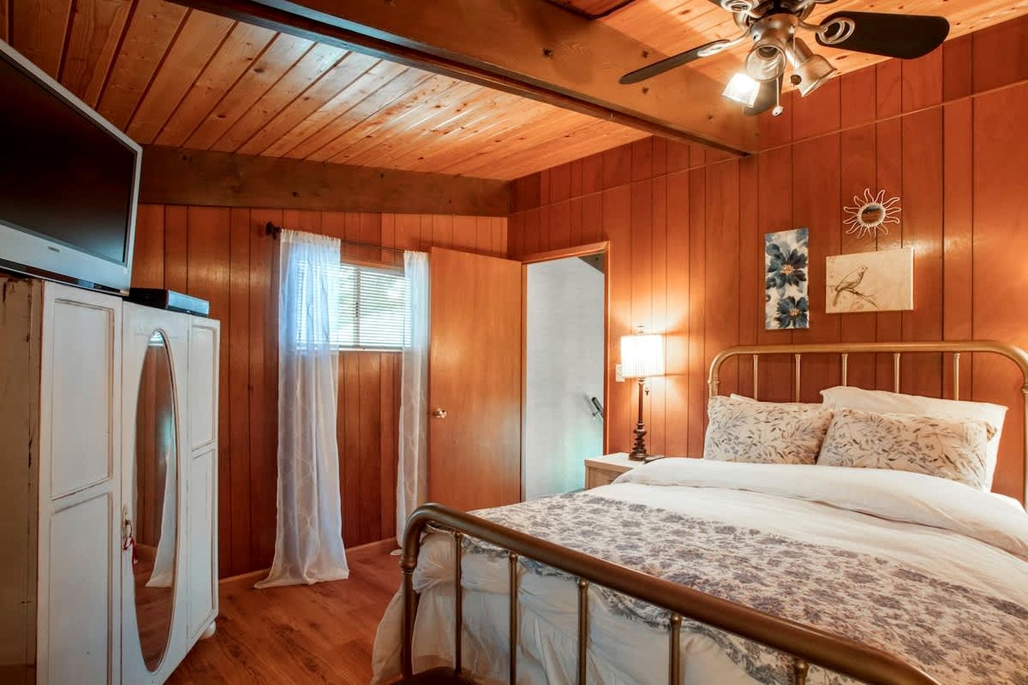 Dog Friendly Cabin on Lake Pend O'reille with Hot Tub and Lakefront Views, Perfect for a Family Retreat on the Lake
