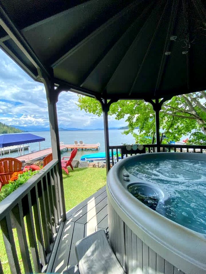Dog Friendly Cabin on Lake Pend O'reille with Hot Tub and Lakefront Views, Perfect for a Family Retreat on the Lake