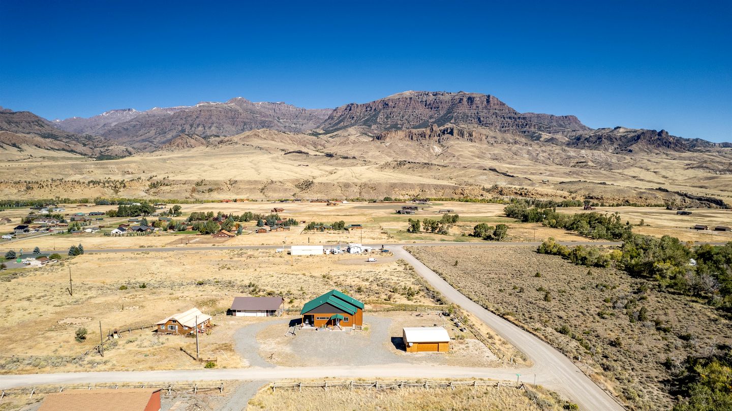 Dog-Friendly Cabin with Panoramic Mountain Views in Wyoming