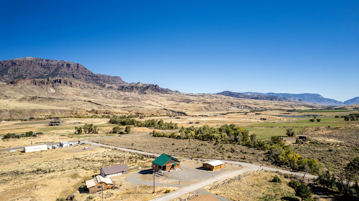 Dog-Friendly Cabin with Panoramic Mountain Views in Wyoming