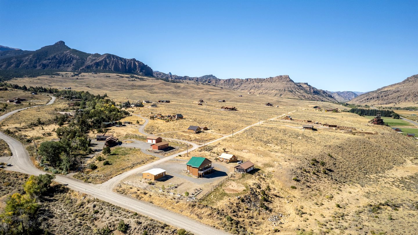 Dog-Friendly Cabin with Panoramic Mountain Views in Wyoming