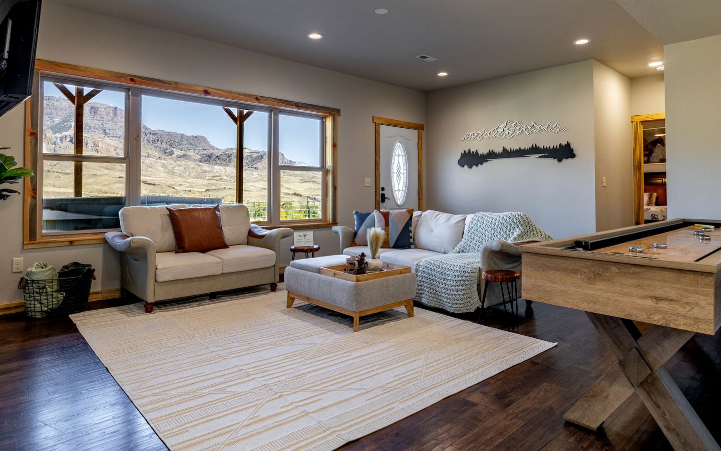 Dog-Friendly Cabin with Panoramic Mountain Views in Wyoming