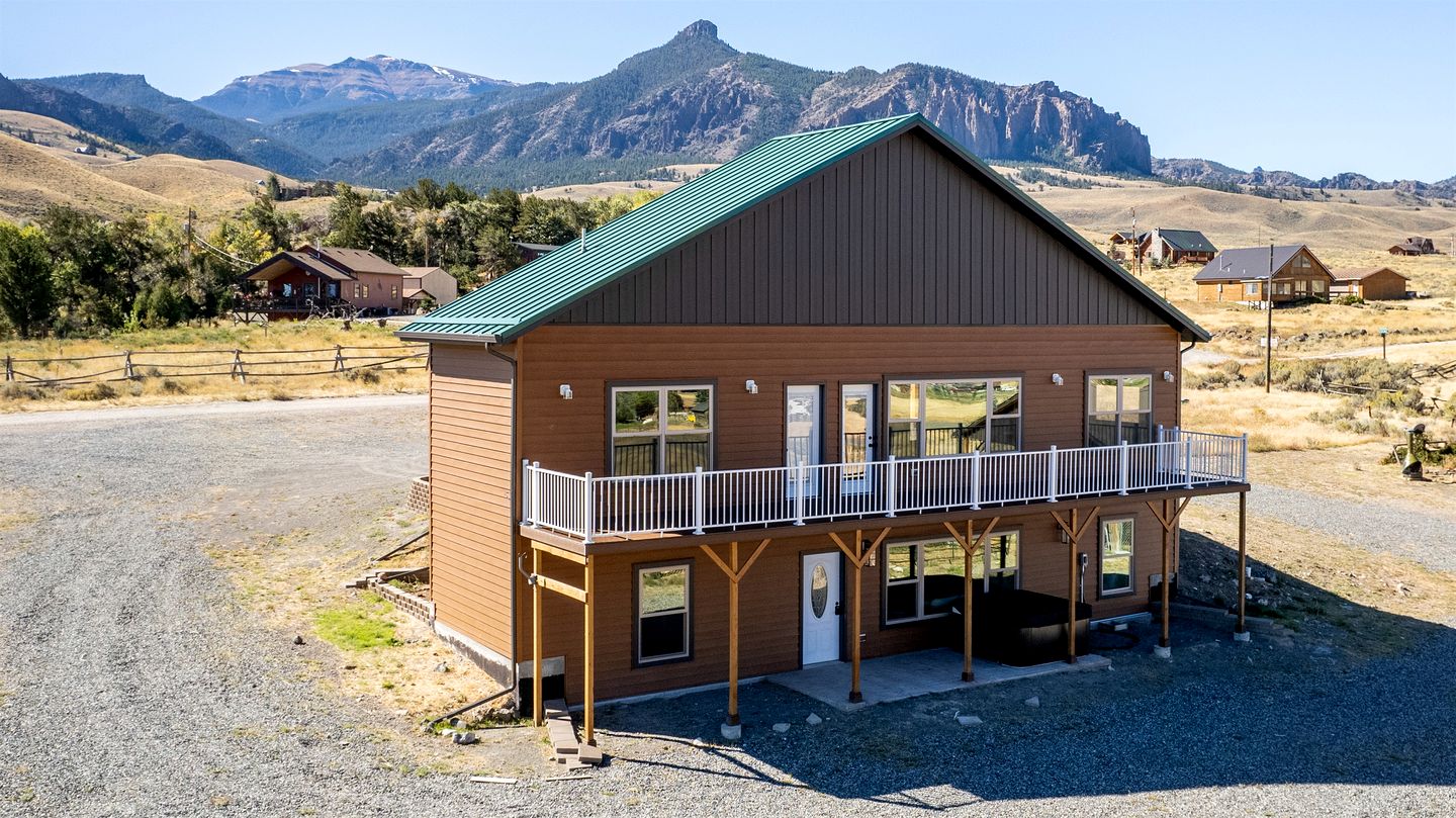 Dog-Friendly Cabin with Panoramic Mountain Views in Wyoming