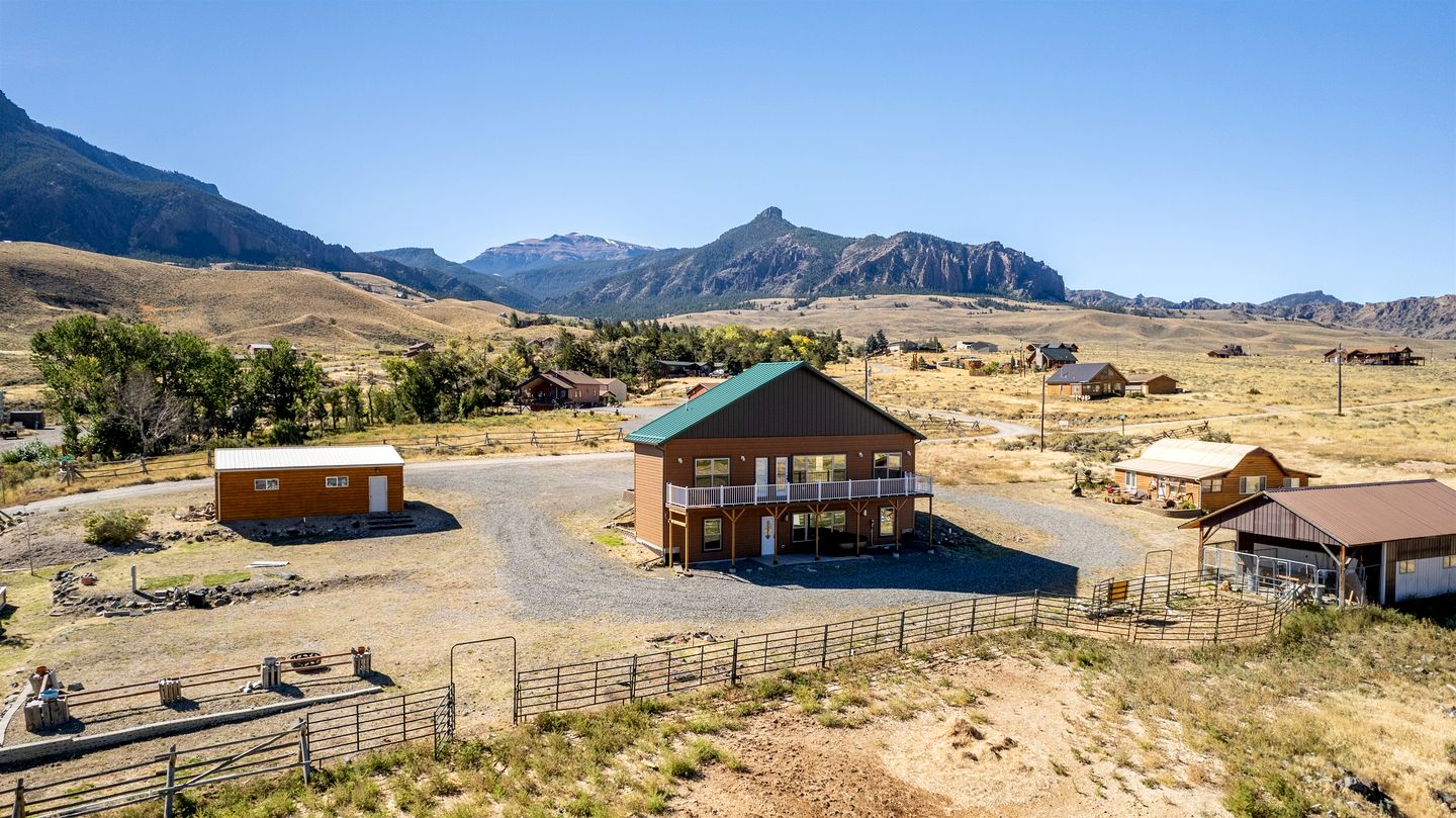 Dog-Friendly Cabin with Panoramic Mountain Views in Wyoming