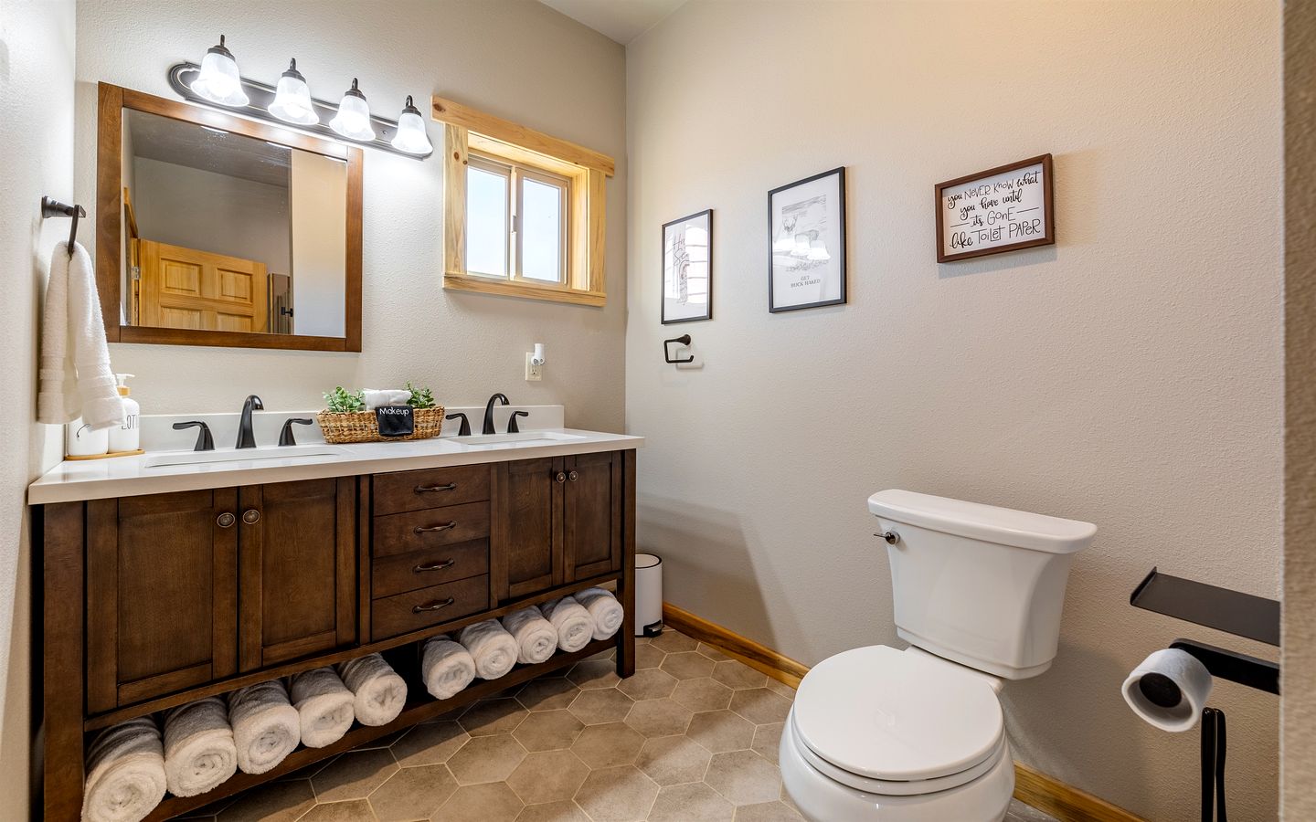 Dog-Friendly Cabin with Panoramic Mountain Views in Wyoming