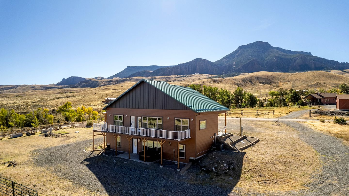 Dog-Friendly Cabin with Panoramic Mountain Views in Wyoming