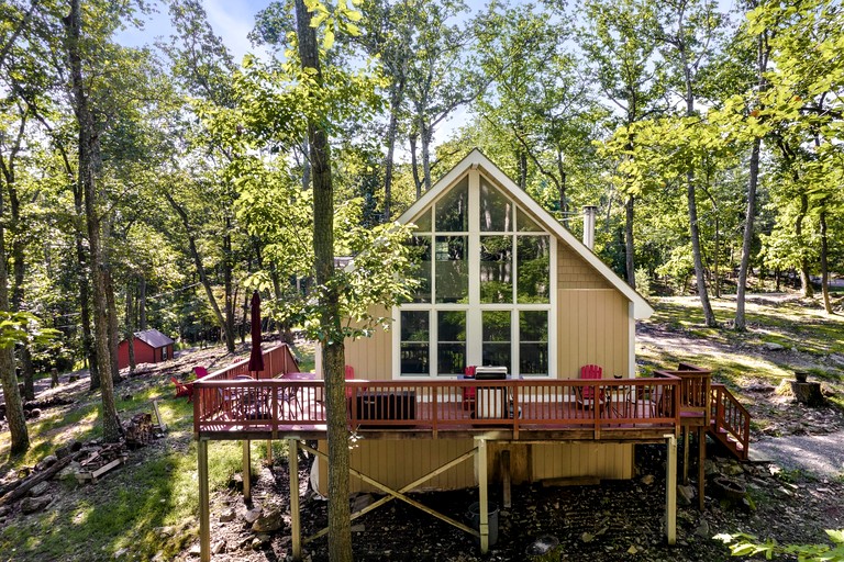 Dog Friendly and Picturesque Cabin Nestled in Virginian Mountain Trails with Relaxing Hot Tub for a Sensational Family Escape, Hedgesville