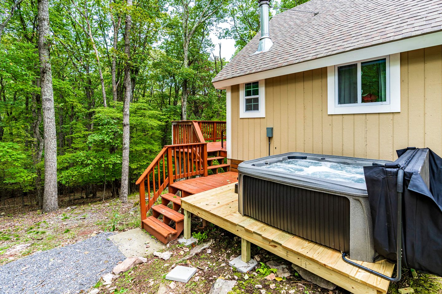 Updated Chalet-Cabin with Hot Tub, Fire Pit, Resort Amenities Surrounded by Amazing Views - the Perfect Getaway for Your Group in Hedgesville, WV