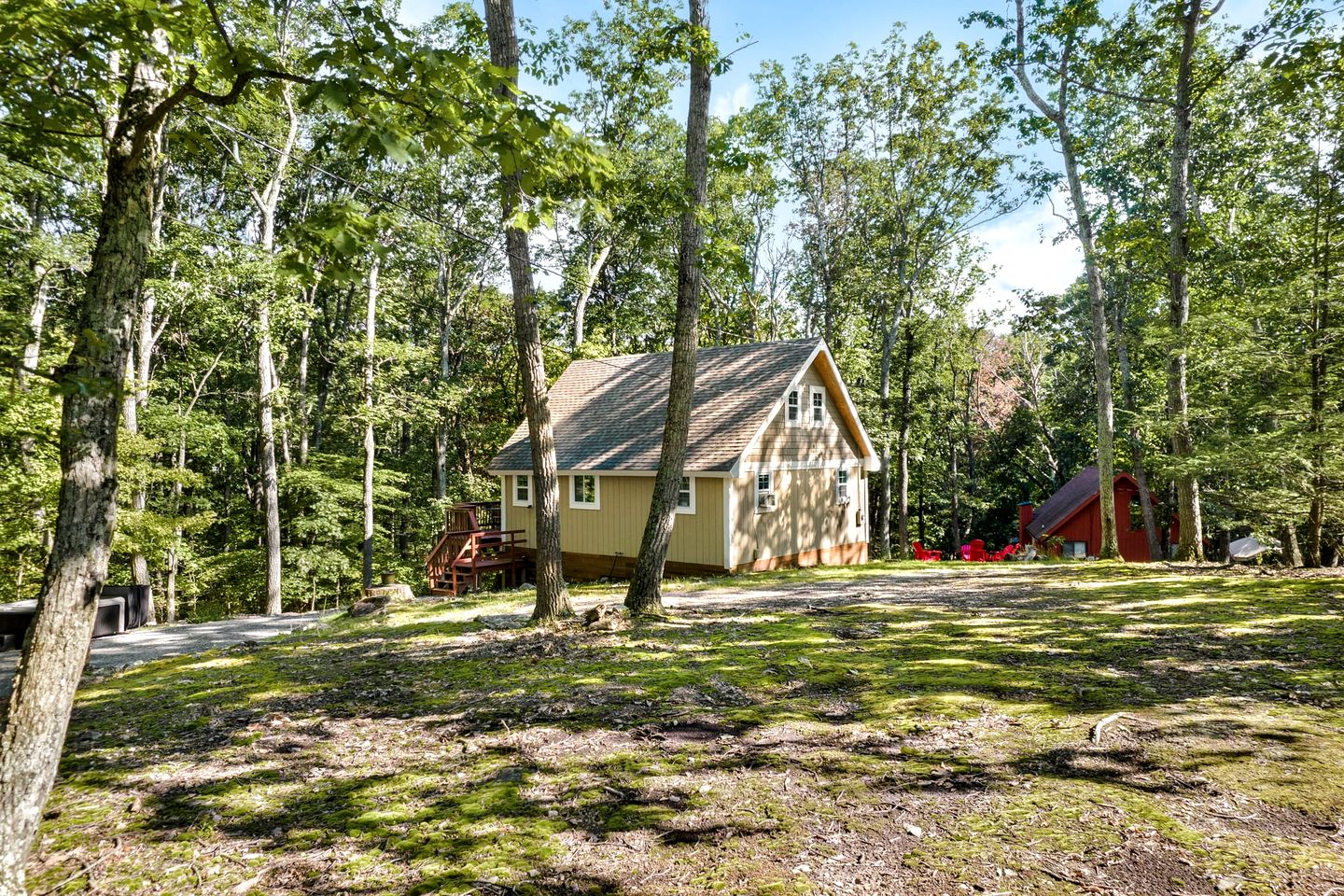 Updated Chalet-Cabin with Hot Tub, Fire Pit, Resort Amenities Surrounded by Amazing Views - the Perfect Getaway for Your Group in Hedgesville, WV
