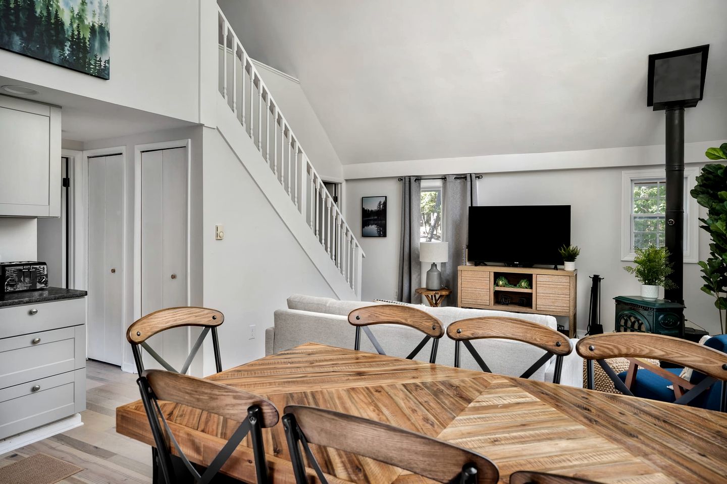 Updated Chalet-Cabin with Hot Tub, Fire Pit, Resort Amenities Surrounded by Amazing Views - the Perfect Getaway for Your Group in Hedgesville, WV