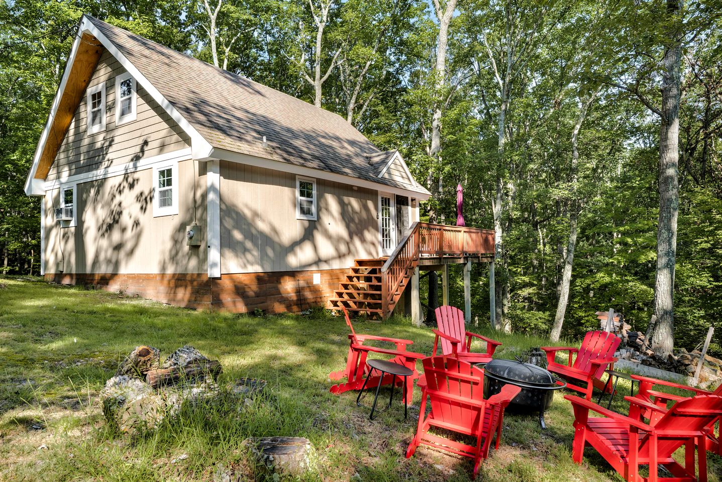 Updated Chalet-Cabin with Hot Tub, Fire Pit, Resort Amenities Surrounded by Amazing Views - the Perfect Getaway for Your Group in Hedgesville, WV
