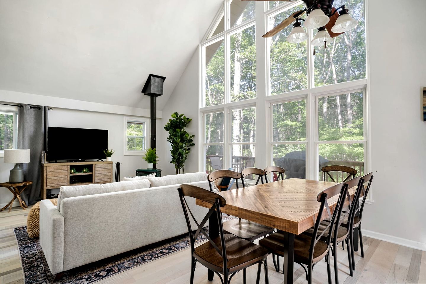Updated Chalet-Cabin with Hot Tub, Fire Pit, Resort Amenities Surrounded by Amazing Views - the Perfect Getaway for Your Group in Hedgesville, WV