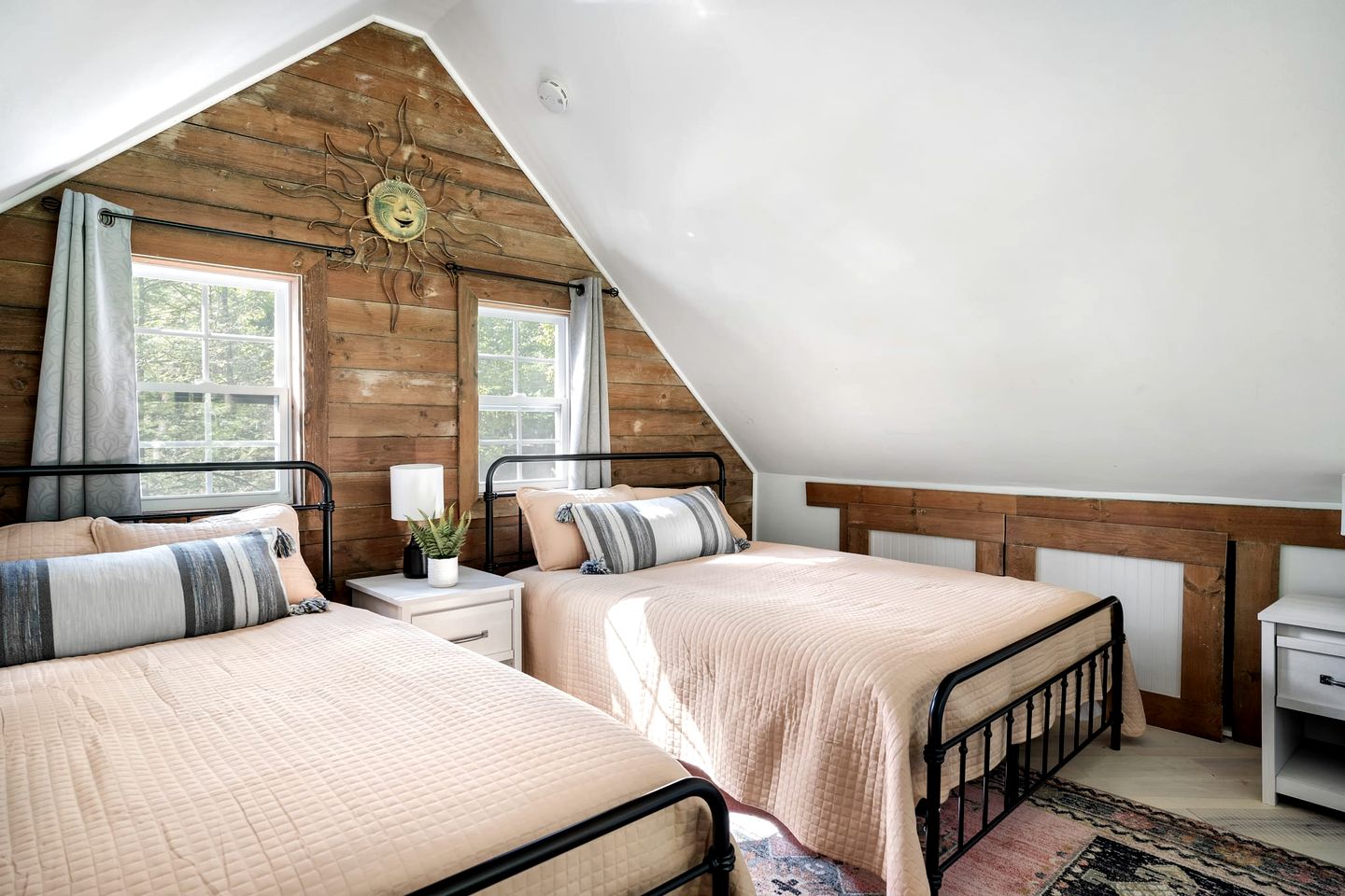Updated Chalet-Cabin with Hot Tub, Fire Pit, Resort Amenities Surrounded by Amazing Views - the Perfect Getaway for Your Group in Hedgesville, WV