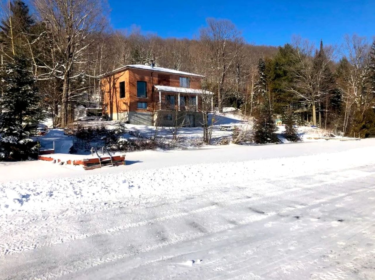 Dog-Friendly Lakefront Cabin with Hot-Tub and Pool Table in Saint Calixte, Quebec