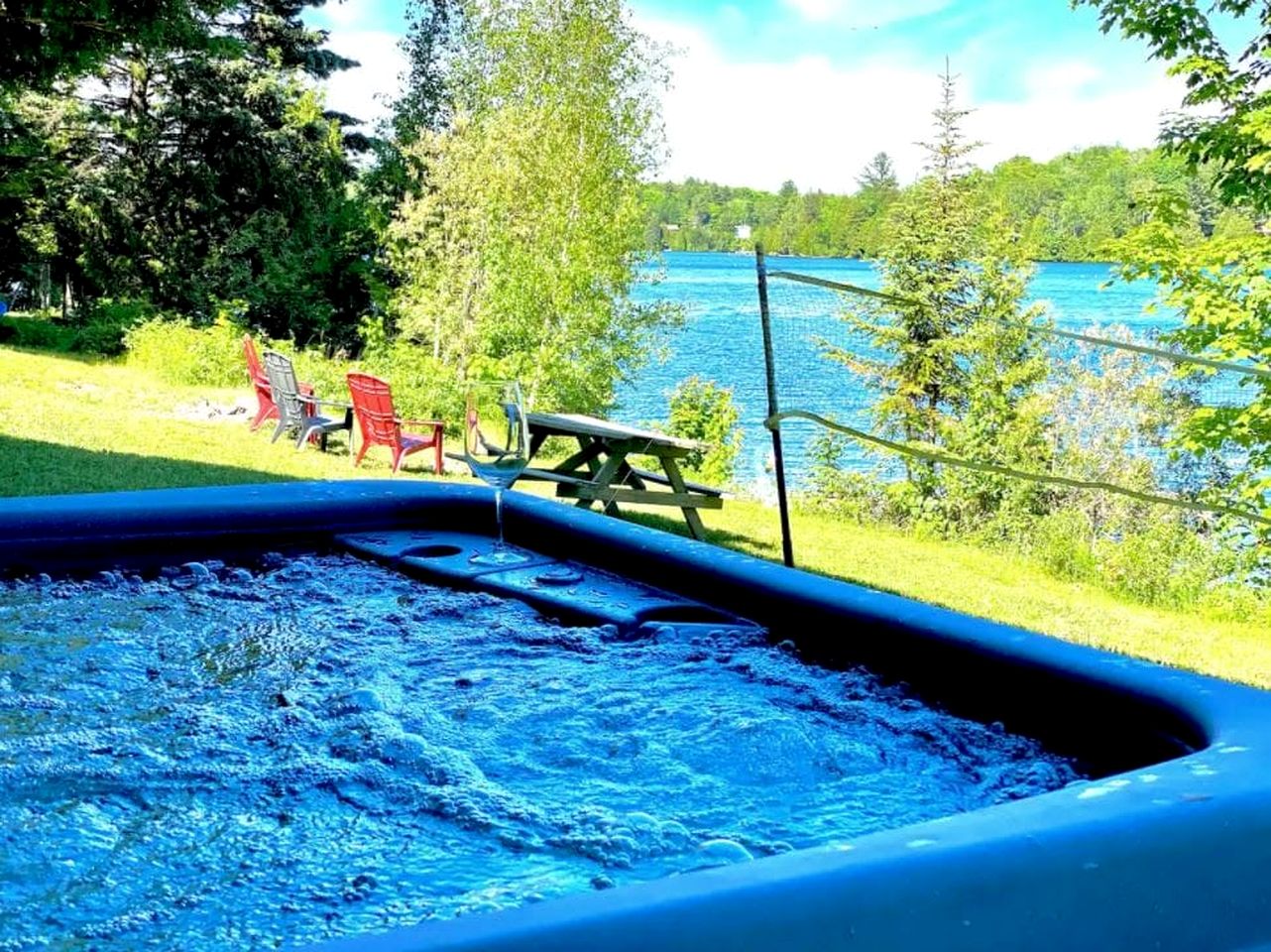 Dog-Friendly Lakefront Cabin with Hot-Tub and Pool Table in Saint Calixte, Quebec