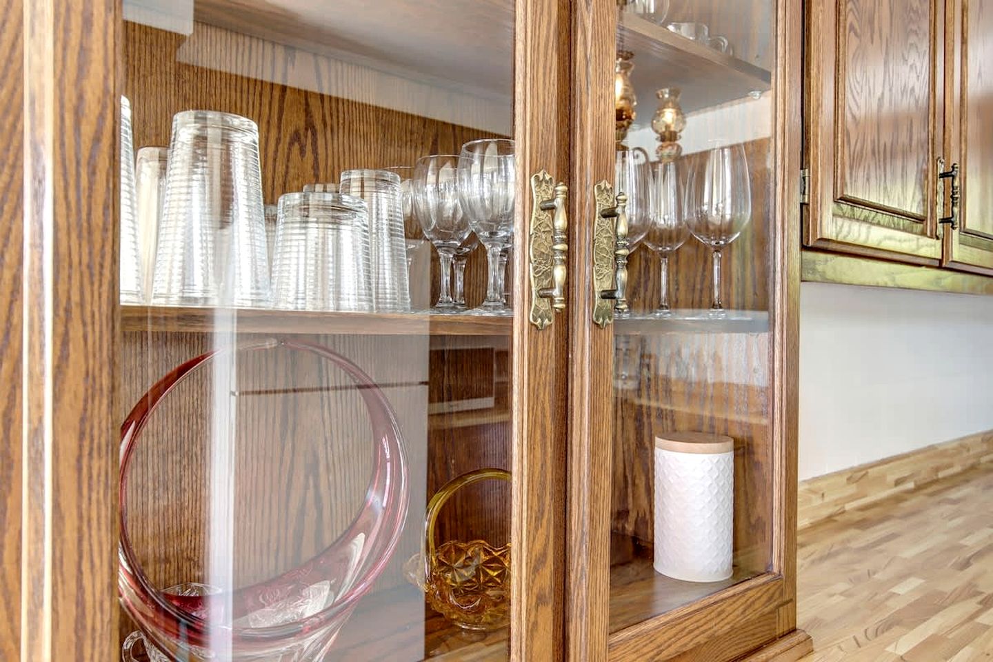 Dog-Friendly Lakefront Cabin with Hot-Tub and Pool Table in Saint Calixte, Quebec
