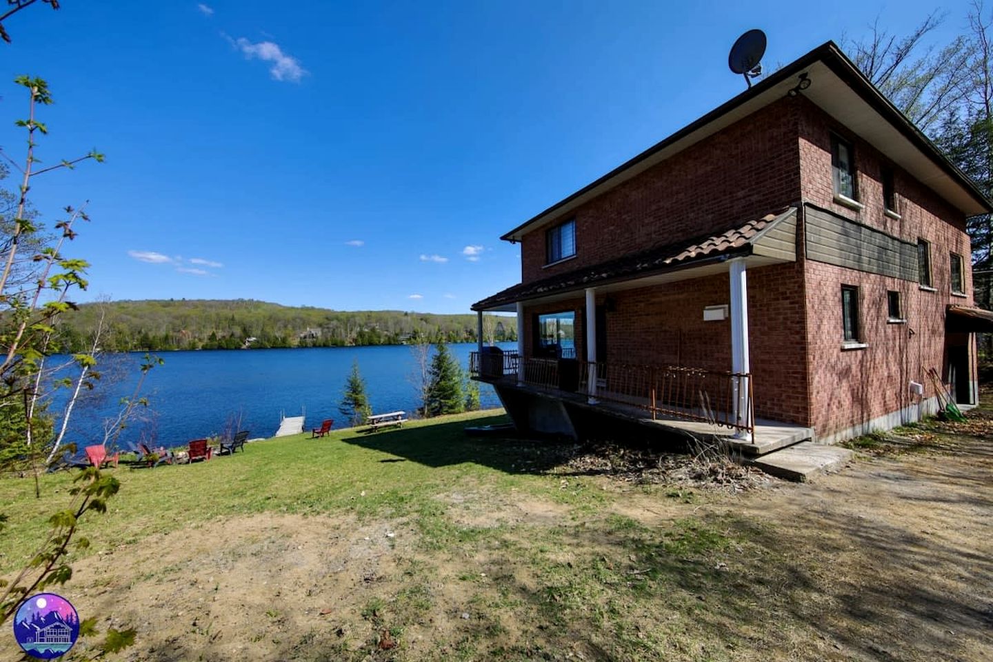 Dog-Friendly Lakefront Cabin with Hot-Tub and Pool Table in Saint Calixte, Quebec