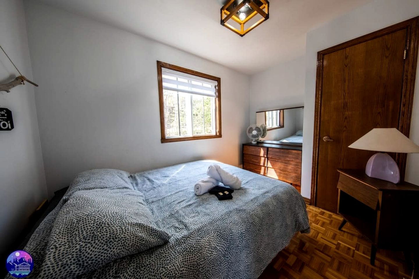 Dog-Friendly Lakefront Cabin with Hot-Tub and Pool Table in Saint Calixte, Quebec