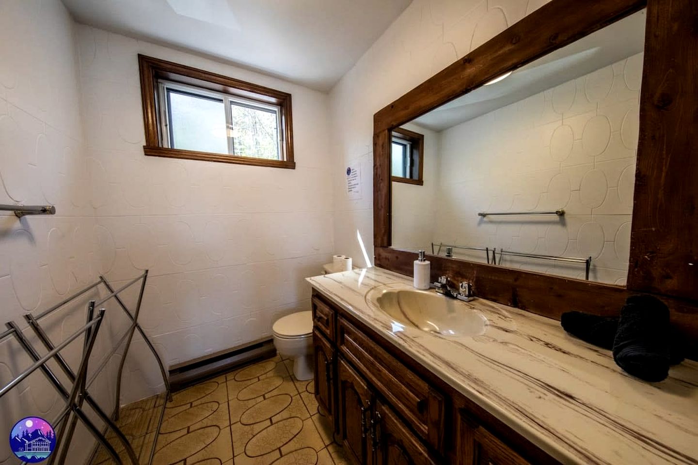 Dog-Friendly Lakefront Cabin with Hot-Tub and Pool Table in Saint Calixte, Quebec