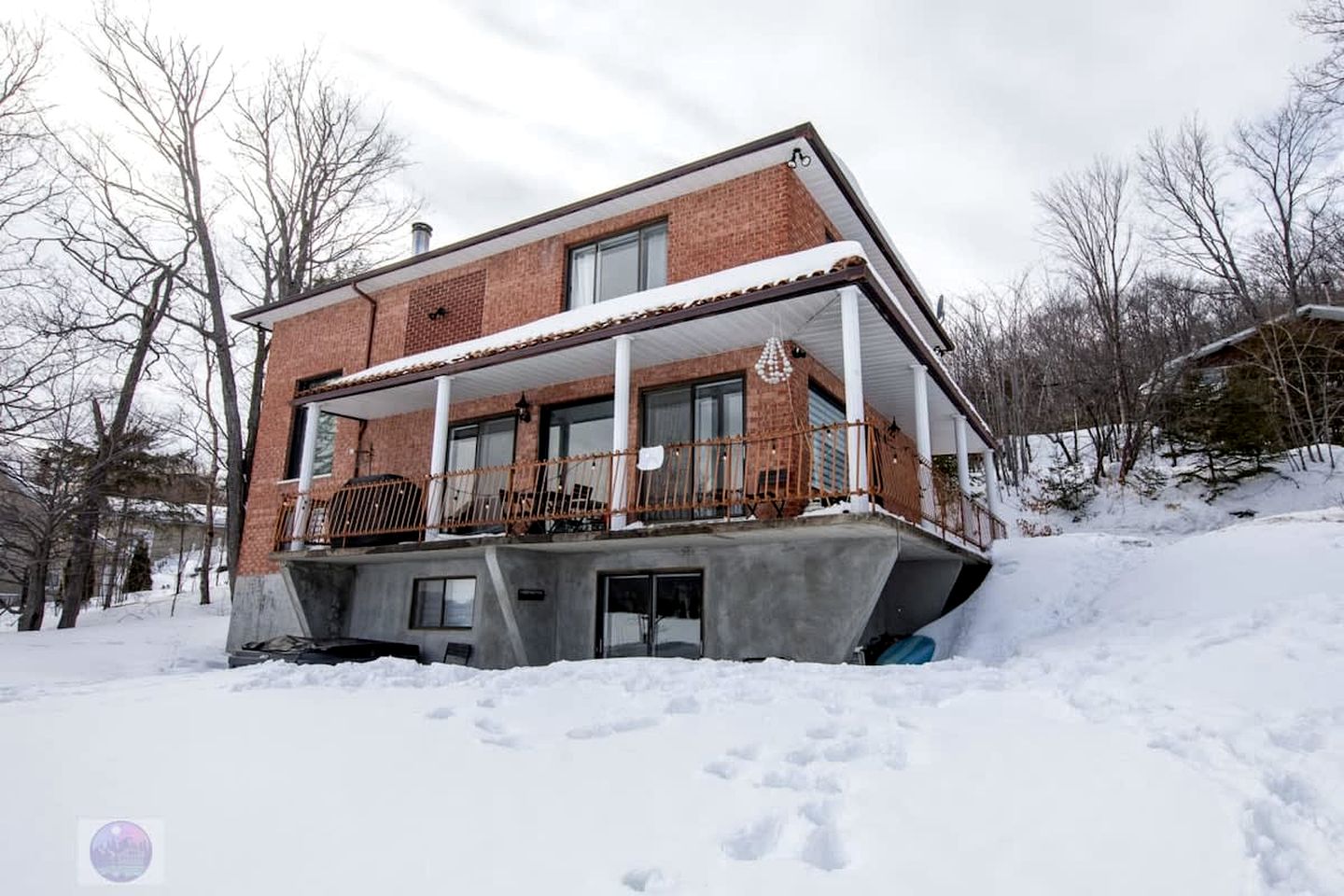 Dog-Friendly Lakefront Cabin with Hot-Tub and Pool Table in Saint Calixte, Quebec