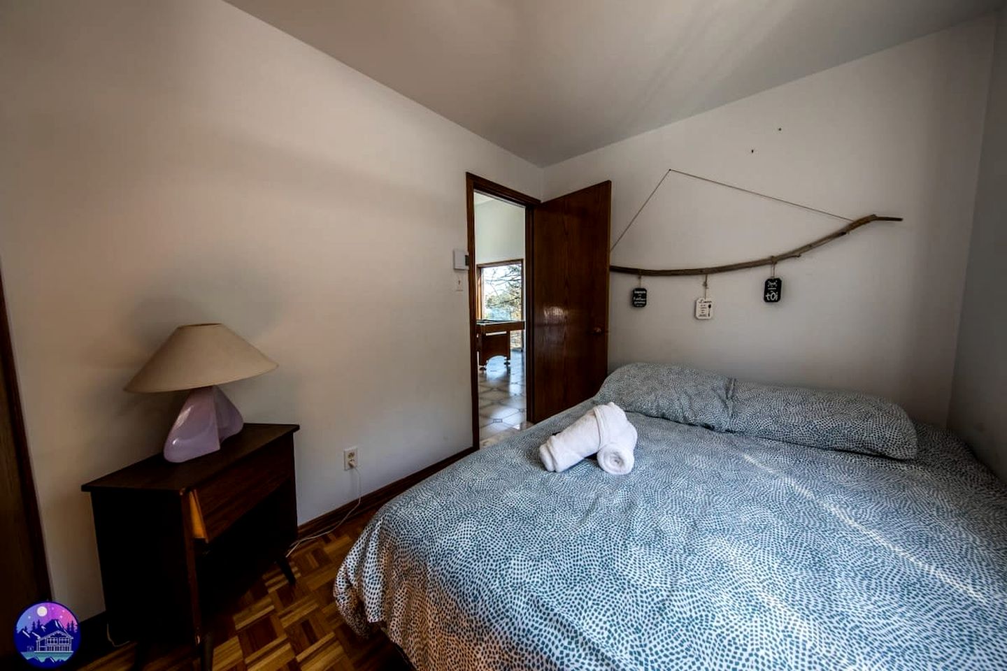 Dog-Friendly Lakefront Cabin with Hot-Tub and Pool Table in Saint Calixte, Quebec