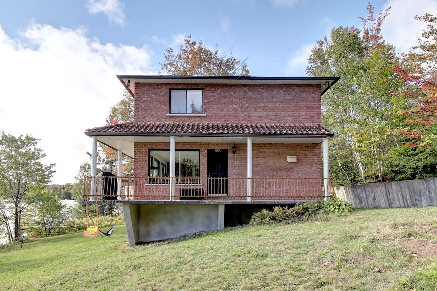 Dog-Friendly Lakefront Cabin with Hot-Tub and Pool Table in Saint Calixte, Quebec