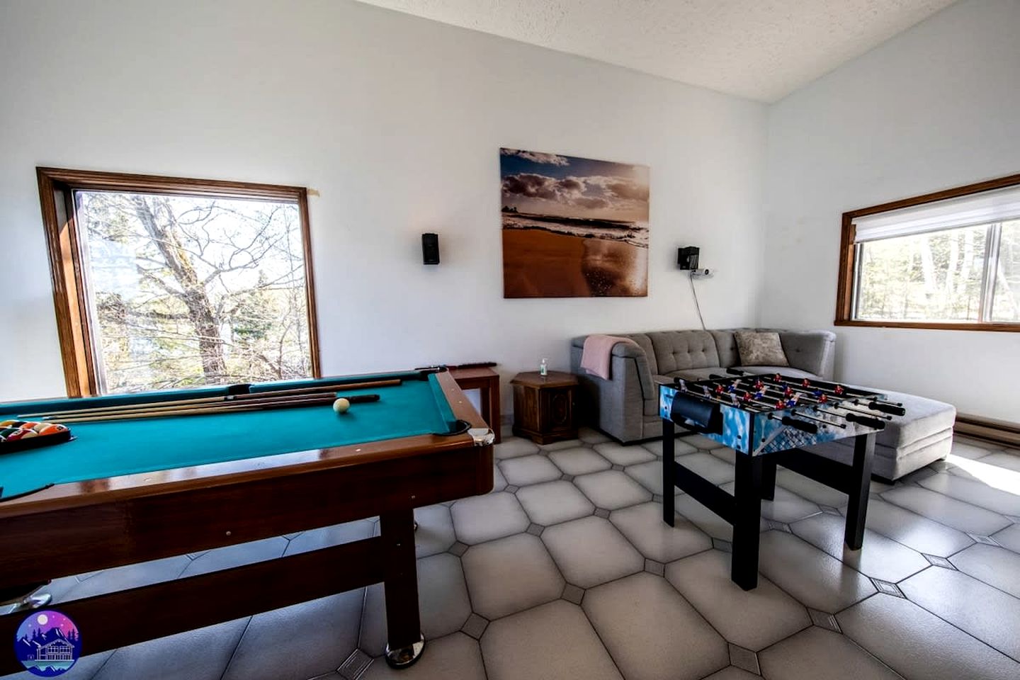 Dog-Friendly Lakefront Cabin with Hot-Tub and Pool Table in Saint Calixte, Quebec