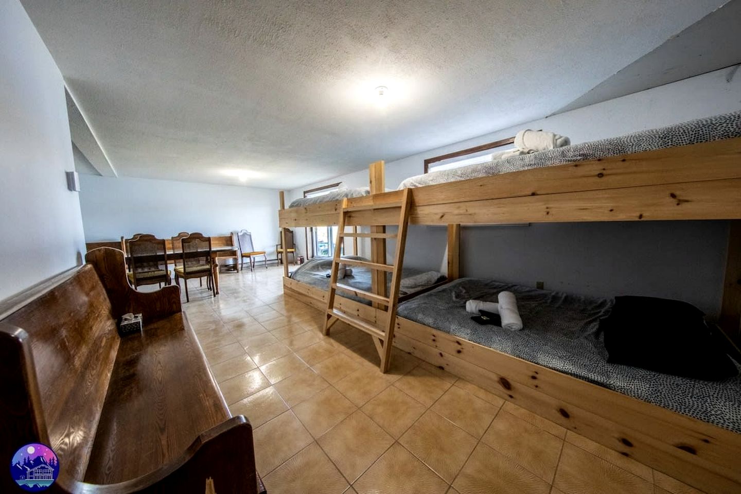 Dog-Friendly Lakefront Cabin with Hot-Tub and Pool Table in Saint Calixte, Quebec