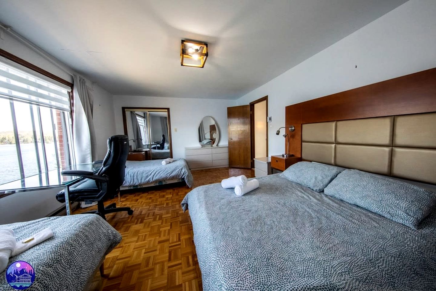 Dog-Friendly Lakefront Cabin with Hot-Tub and Pool Table in Saint Calixte, Quebec