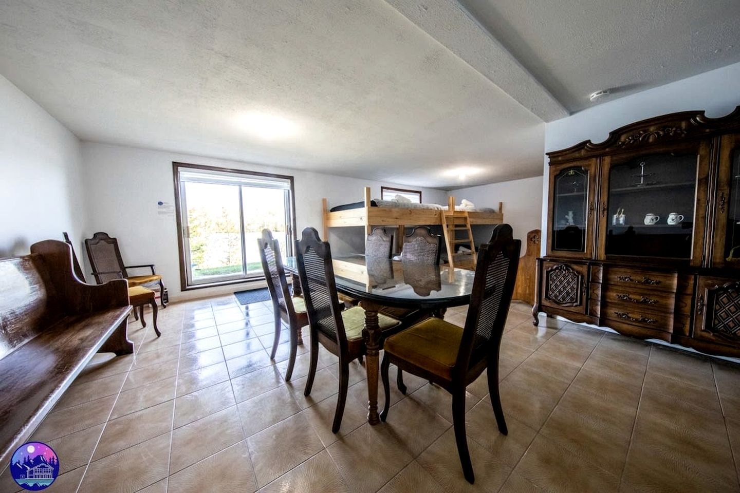 Dog-Friendly Lakefront Cabin with Hot-Tub and Pool Table in Saint Calixte, Quebec