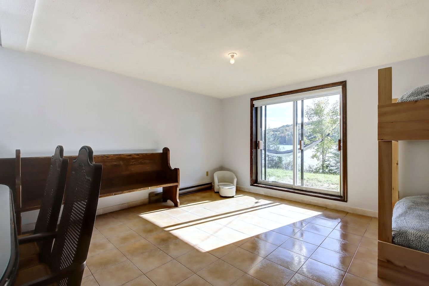 Dog-Friendly Lakefront Cabin with Hot-Tub and Pool Table in Saint Calixte, Quebec