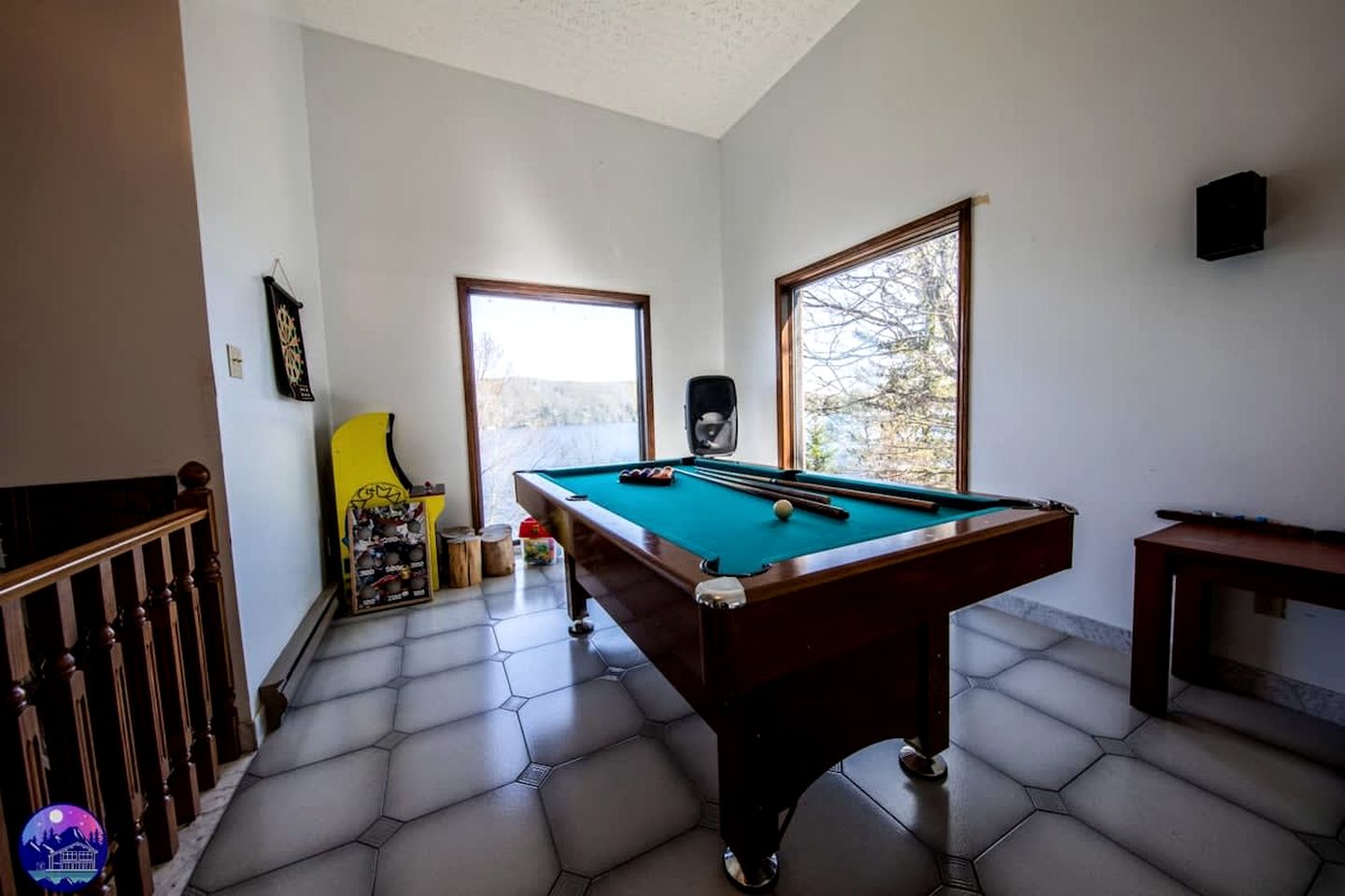 Dog-Friendly Lakefront Cabin with Hot-Tub and Pool Table in Saint Calixte, Quebec