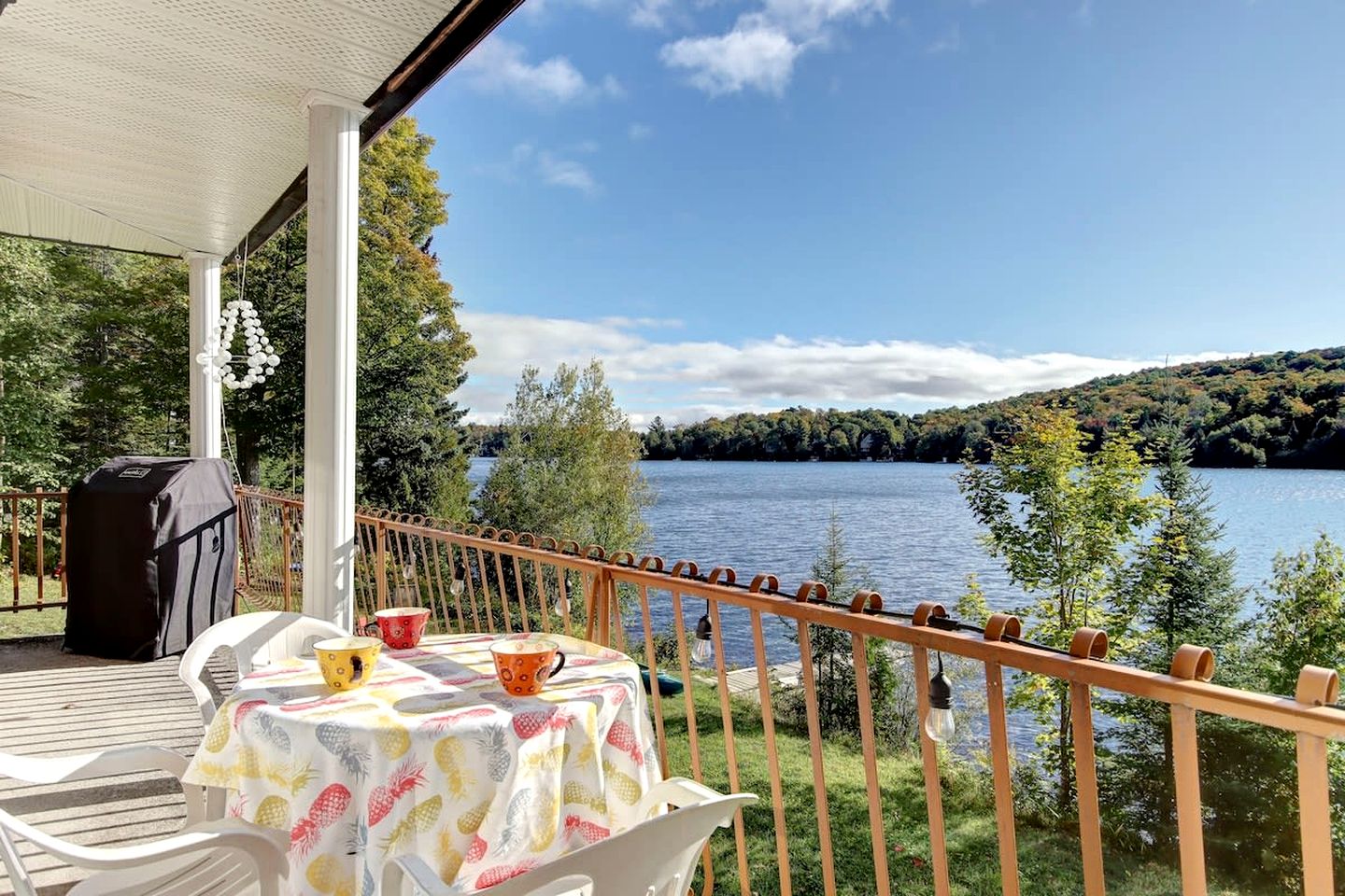Dog-Friendly Lakefront Cabin with Hot-Tub and Pool Table in Saint Calixte, Quebec